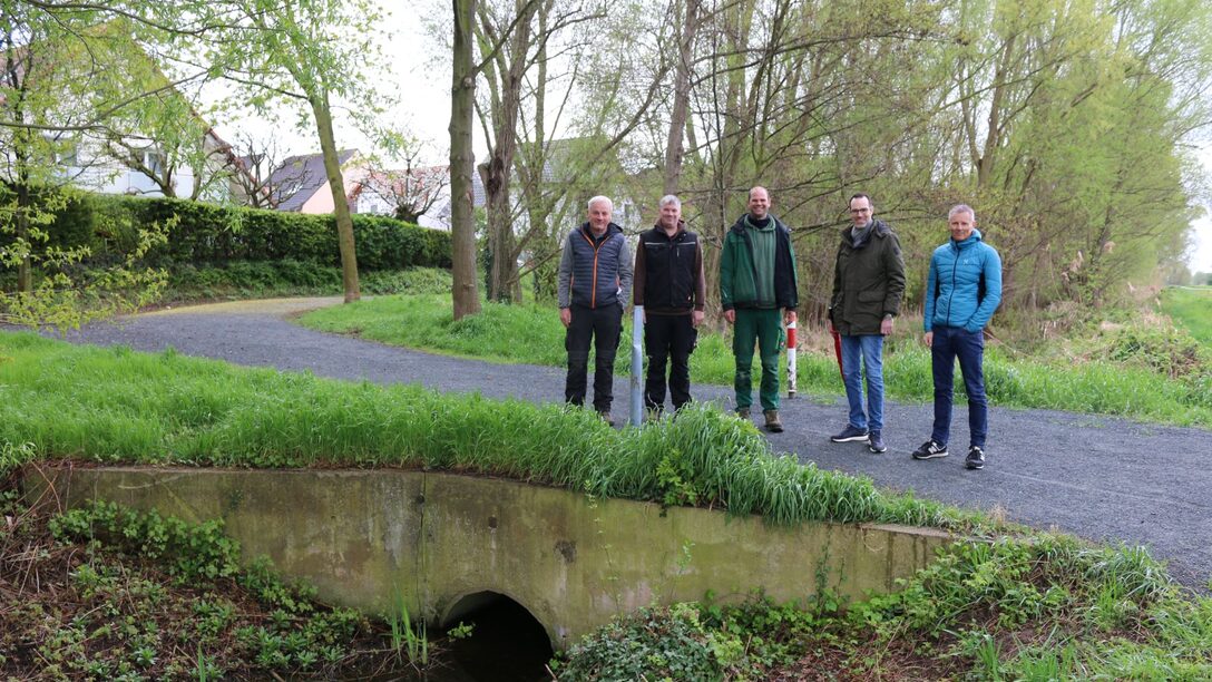 Von links: Die Landwirte Herbert Jung, Stephan Stahl und Matthias Stahl sowie Stadtrat Nils Kraft und Dirk Adam (Abteilungsleiter Stadtentwässerung und Wasserbau der Stadt Rüsselsheim am Main)