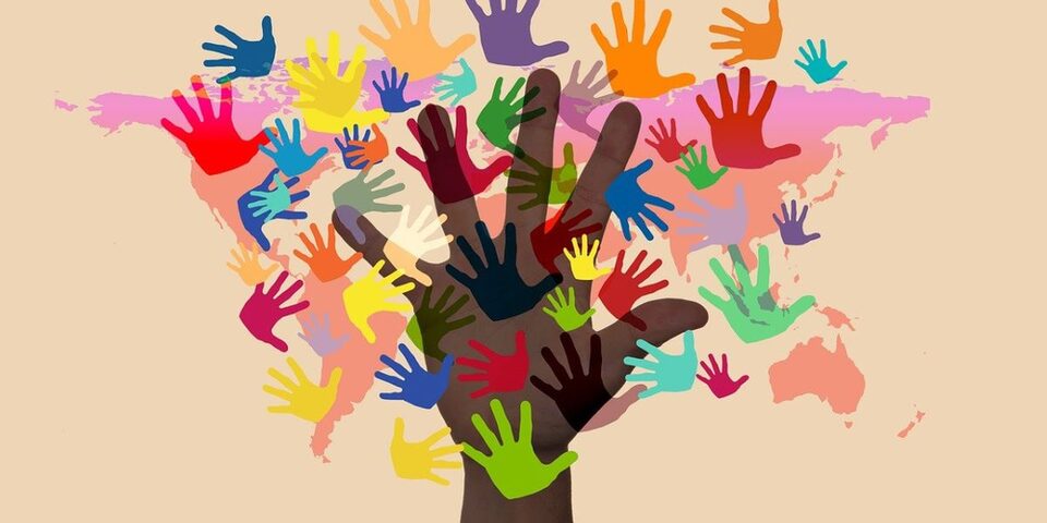 Viele bunte Hände, die einen Baum bilden
