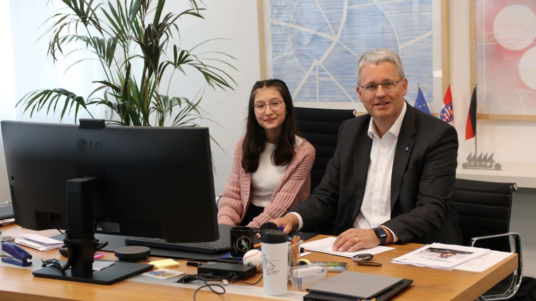 Ela Su Kilic (links) begleitet Oberbürgermeister Patrick Burghardt im Rahmen des Girls' Day 2024.