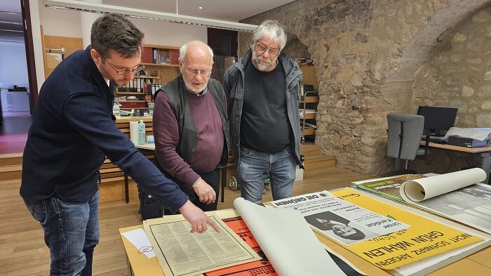 Übergabe der Dokumente im Stadtarchiv - von links: Stadtarchivar Lars Schlaphof, Folkmar Schirmer und Magistratsmitglied Klaus Gocht (Gründungsmitglied der Grünen)