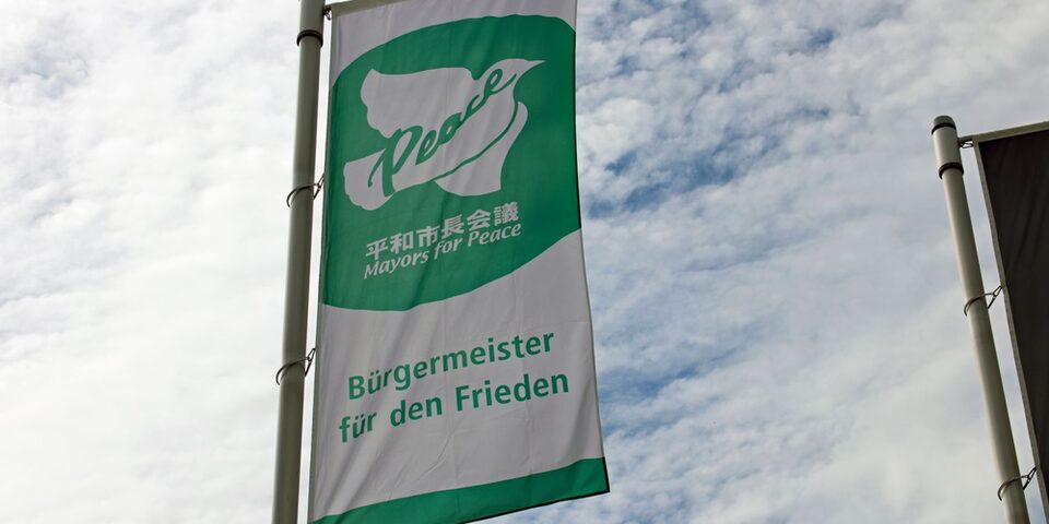 Mayors for Peace-Fahne weht vor dem Rathaus