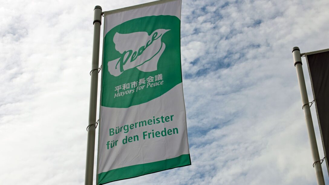 Mayors for Peace-Fahne weht vor dem Rathaus