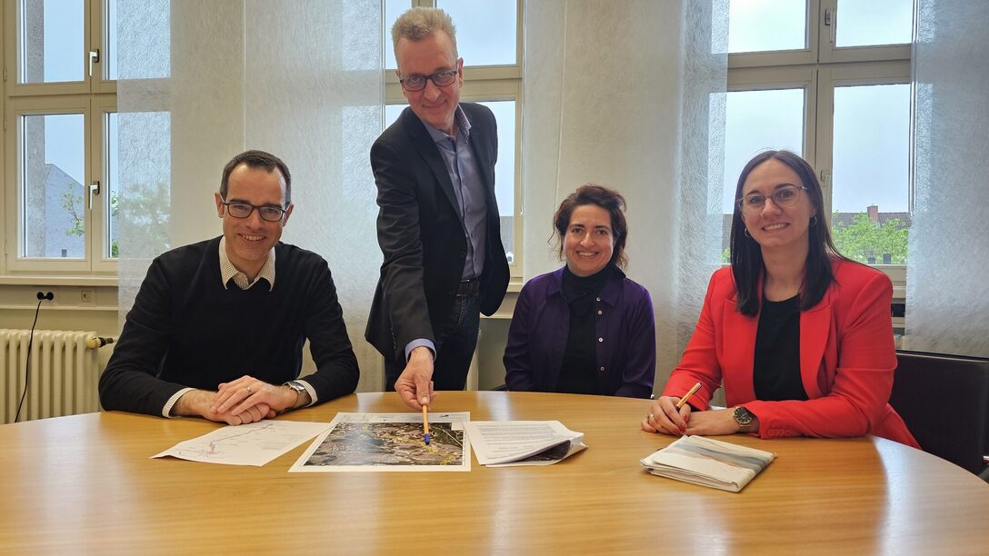 Stadtrat Nils Kraft, Frank Kohmann (Fachbereichsleiter Stadt- und Grünplanung), Dr. Lavinia Schardt (Amtsleiterin Amt für Umwelt und Klimaschutz) und Lisa Gößwein (Bürgermeisterin von Bischofsheim)