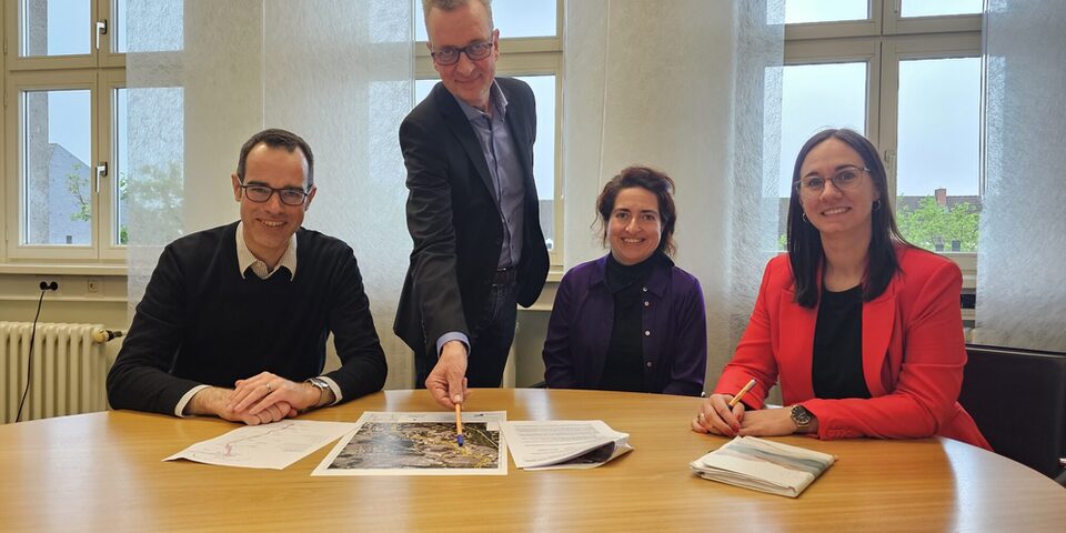 Stadtrat Nils Kraft, Frank Kohmann (Fachbereichsleiter Stadt- und Grünplanung), Dr. Lavinia Schardt (Amtsleiterin Amt für Umwelt und Klimaschutz) und Lisa Gößwein (Bürgermeisterin von Bischofsheim)