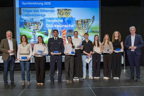 Das Bild zeigt die Trägerinnen und Träger der Silbernen Lorbeerzweige 2025.
