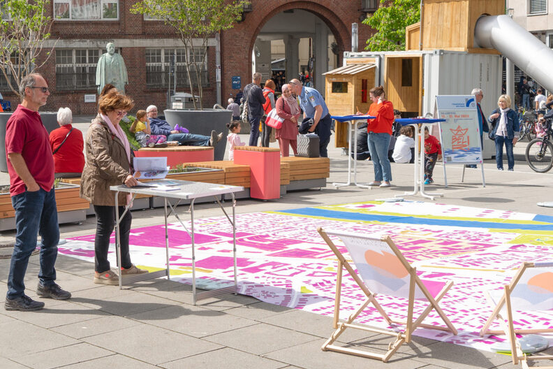 Bürgerinnen und Bürger schauen sich die Projekt an