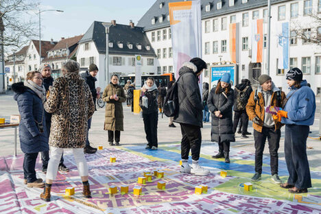 Bürgerinnen und Bürger schauen sich die Projektideen auf einer Karte an
