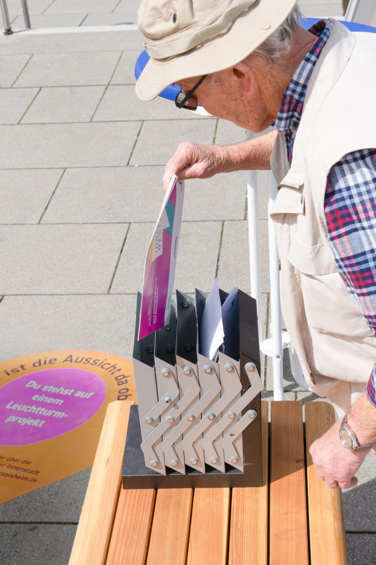 Ein älterer Herr informiert sich über die Projektideen