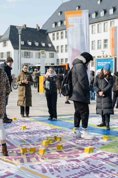 Gruppe von Menschen im Gespräch
